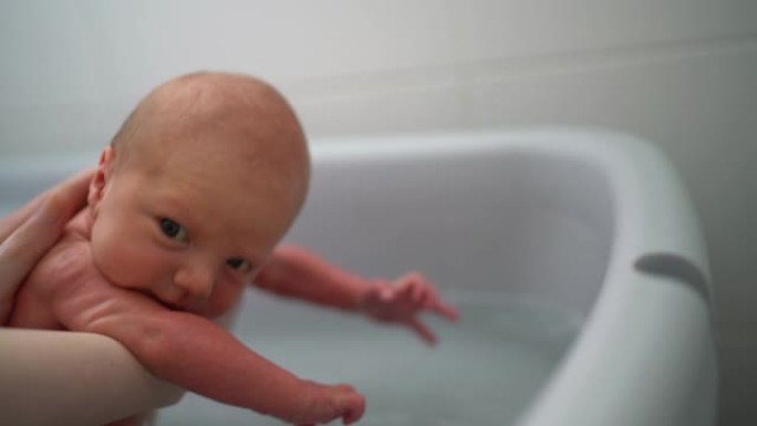 母亲给新生儿洗澡沐浴育婴产后照料呵护