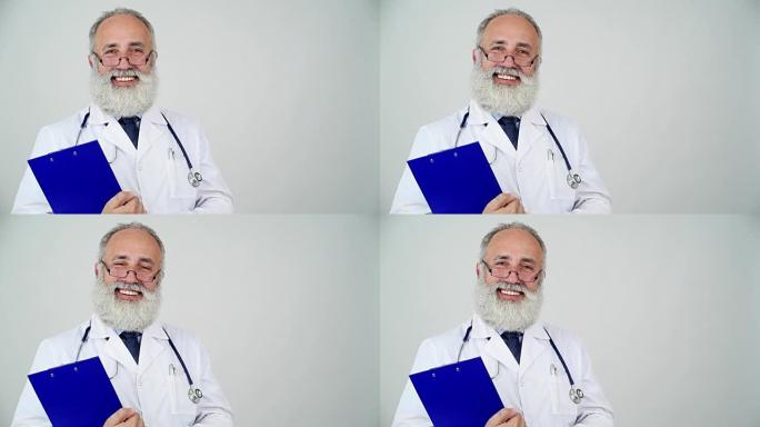 成人高级医生微笑着看着灰色背景上的相机