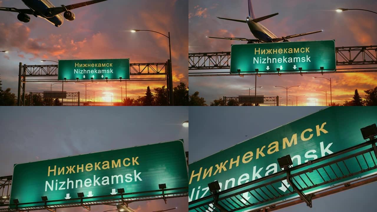 飞机在美妙的日出时降落在Nizhnekamsk