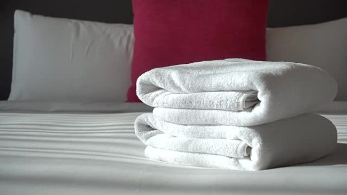 卧室内部床上装饰浴巾