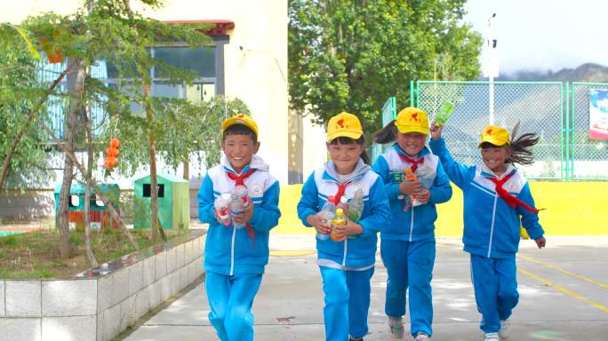 学生公益活动捡垃圾 垃圾分类公园