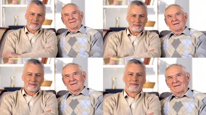 高兴的老人看着相机，微笑着，幸福的退休，成功和财富