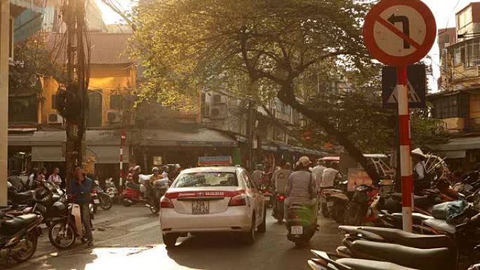 河内街景上下班人群骑电瓶车的人