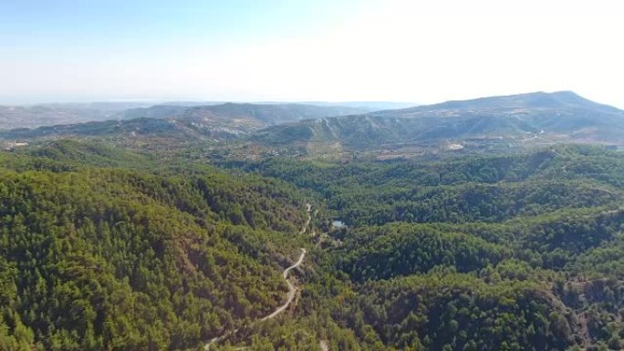 塞浦路斯。鸟瞰图。飞越群山