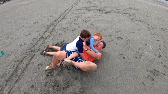 一家人一起在巨大的沙滩上玩耍