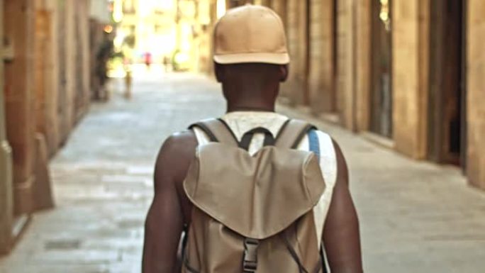 年轻的非洲男子在城市中行走
