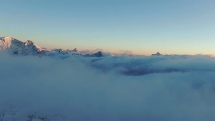 日出时Elbrus山在云海上的空中揭露镜头