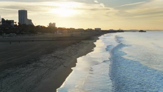 日出时圣莫尼卡海滩的静态无人机拍摄