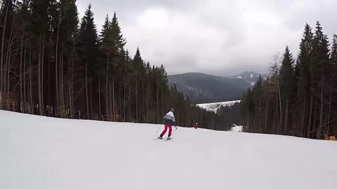 女孩正在滑雪胜地滑雪。