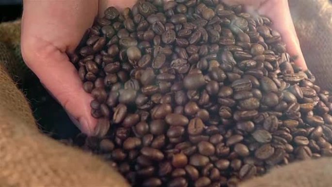 以真实慢动作展示咖啡豆的两个视频