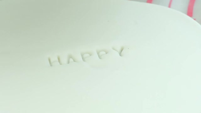 卷白色软糖和邮票字样生日快乐。特写。