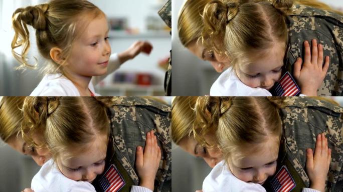可爱女孩拥抱女兵特写，孩子思念母亲家人分离