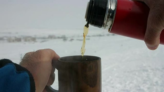 滑雪道上的保温茶和大咖啡杯