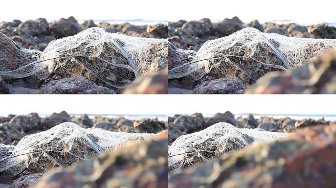 高清多莉: 渔网和碎片被冲上海滩。