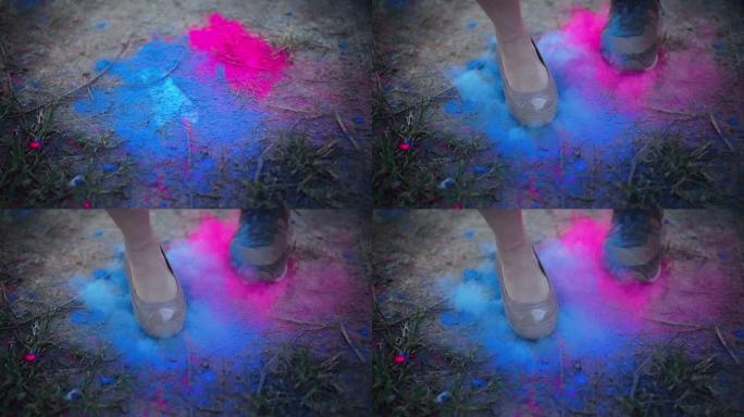 情侣踩着地面上的彩色粉末