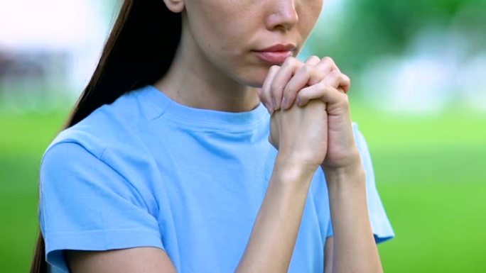 宗教青年女性在公园向上帝祈祷，希望得到帮助，生活问题