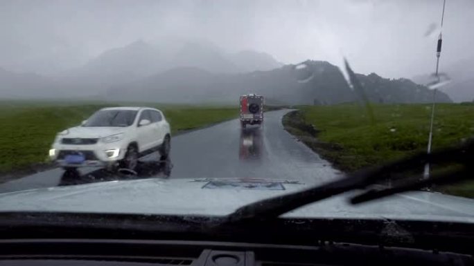 中国新疆雨天在山路上行驶的汽车。