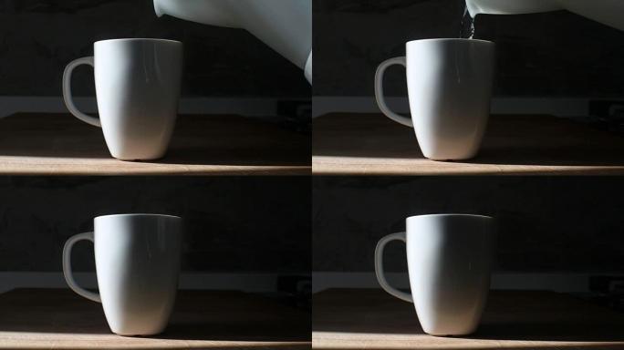 将水壶中的热开水倒入白咖啡或茶杯中