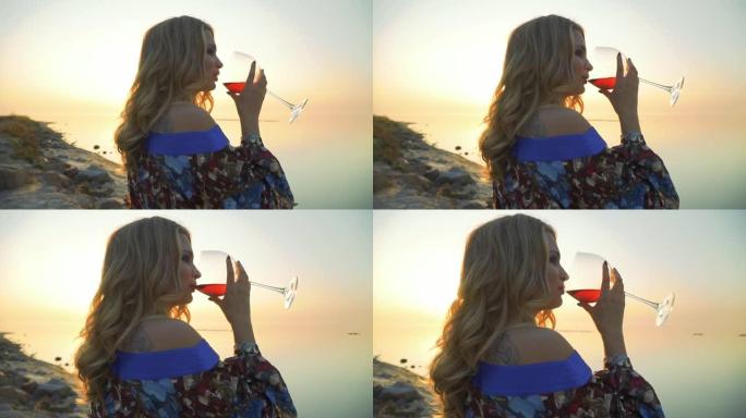 金发女性在海边喝酒的肖像近距离女士独自享受风景女孩在夏天的裙子裸露的肩膀喝葡萄酒在户外太阳在一杯酒