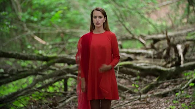 古代森林中穿着红色连衣裙的女人