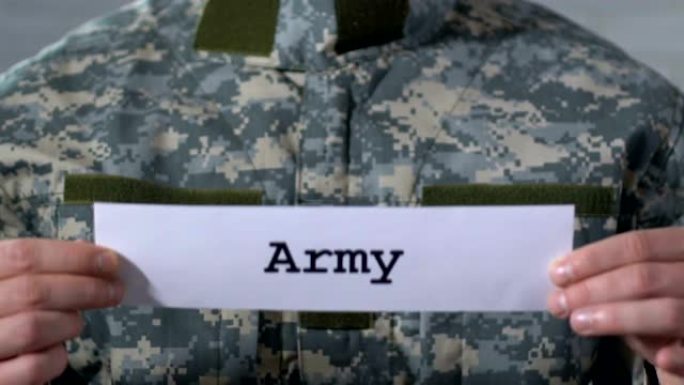 在纸上写着军中男兵的手，军中部队的特写