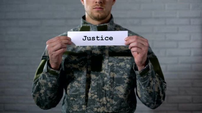 正义字写在男士兵的手上，军事法庭，法庭