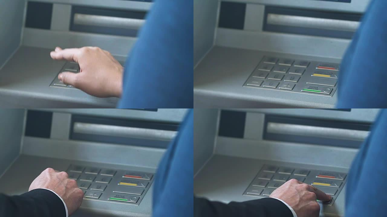 女银行工作人员向新的男性客户展示如何使用ATM，服务