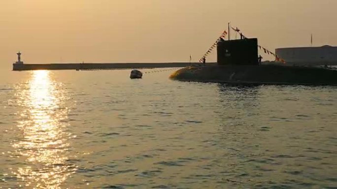 日落时的潜水艇剪影