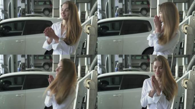 年轻的汽车服务快乐的女人扔掉她的车钥匙，微笑和欢呼她的车的背景
