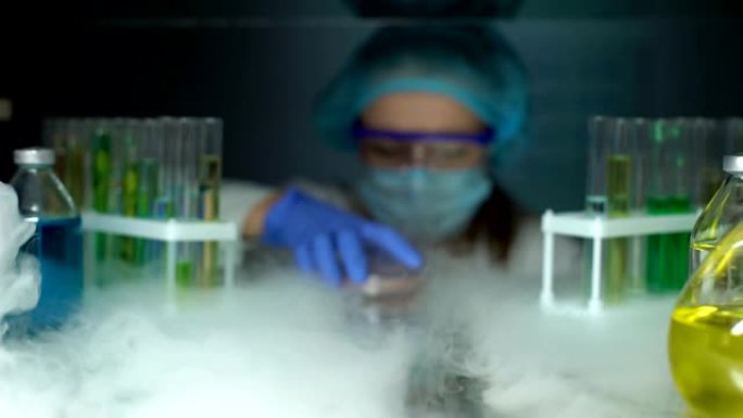 科学家从冰箱中培养皿中提取肉样本，进行受感染的组织分析