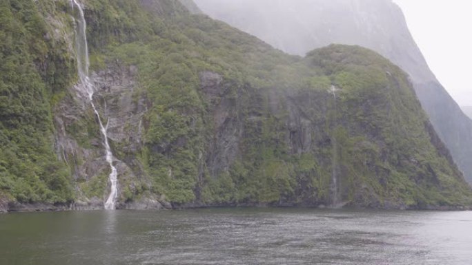 Milford Sound在新西兰水上的透视镜头