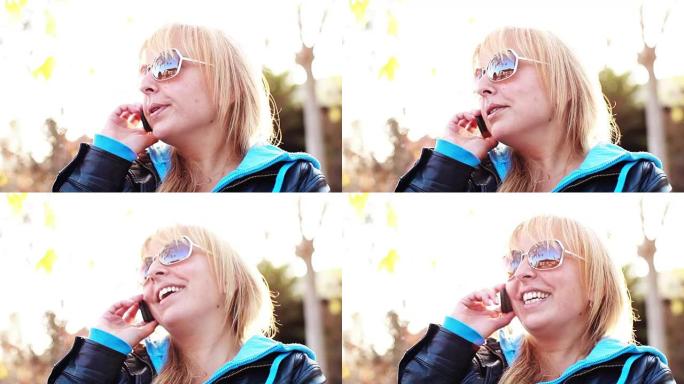 年轻漂亮的女人在打电话