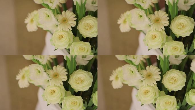白玫瑰和非洲菊雏菊