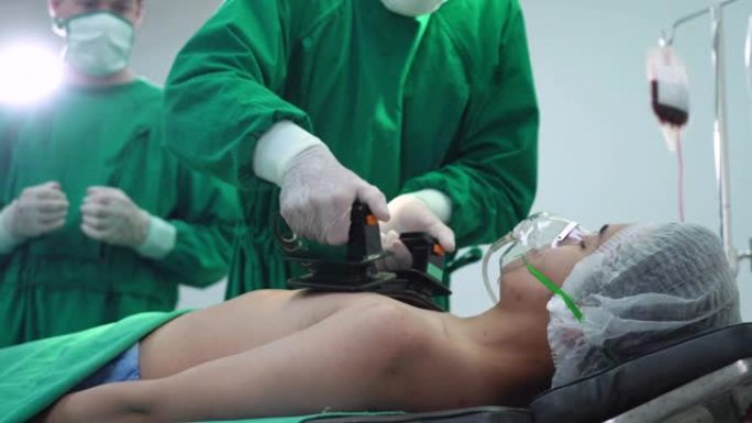 医生用除颤器震惊一名男性患者