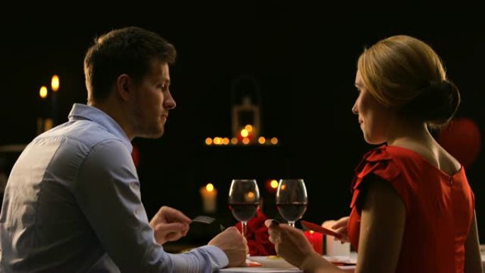 男女在餐厅品尝红酒，相亲夫妇共进晚餐