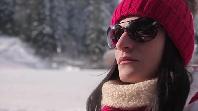 女人在滑雪坡上晒日光浴，特写