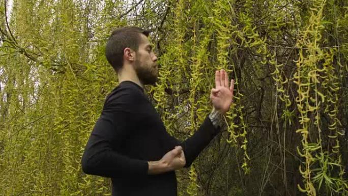 年轻人在森林里练习咏春拳