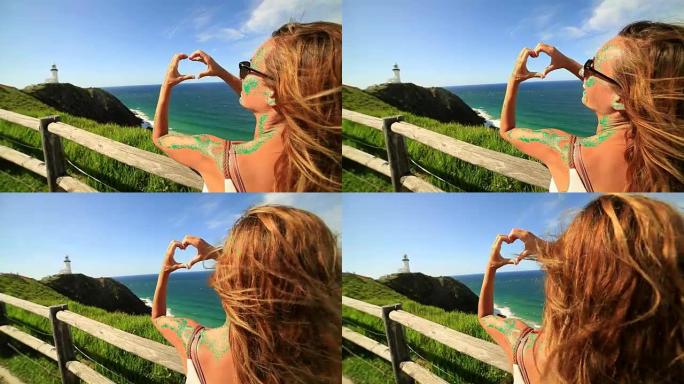 澳大利亚拜伦角的女性制作心形手指框架