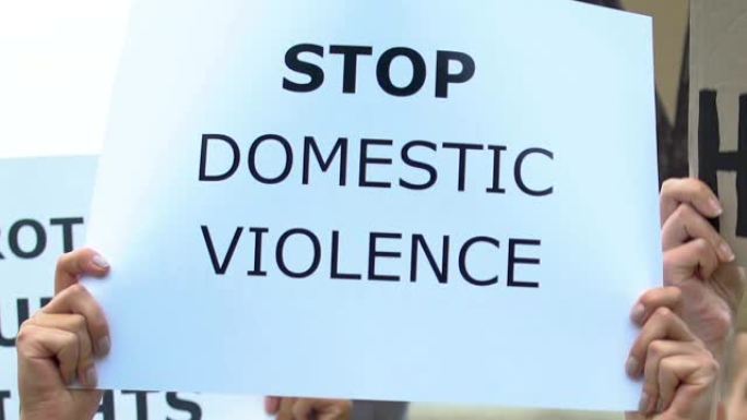横幅上写着“停止家庭暴力”