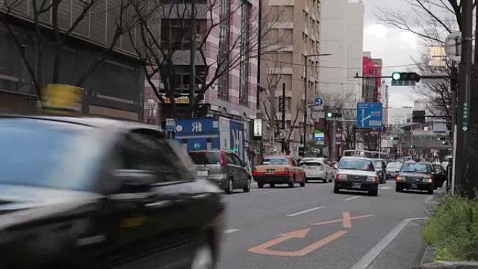 日本福冈市街道上的交通
