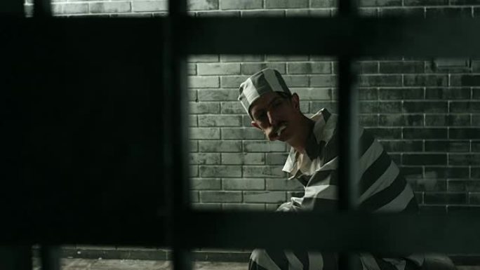 囚犯在监狱牢房吃饭