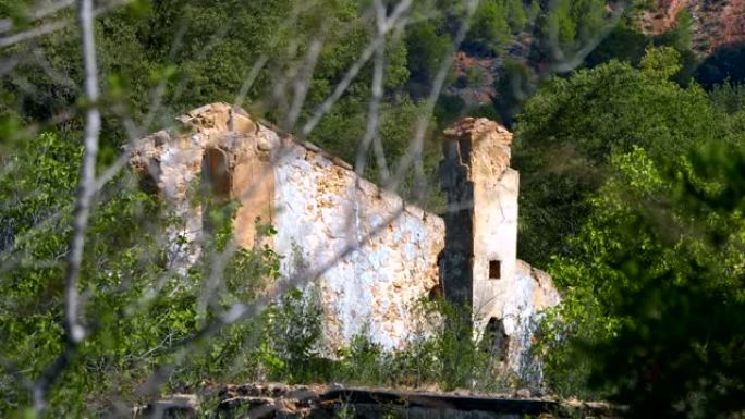 森林中央的旧房子的废墟。保持独立的片段