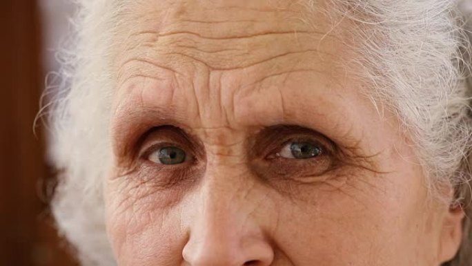 一个老妇人的眼睛深邃的眼眸眼神