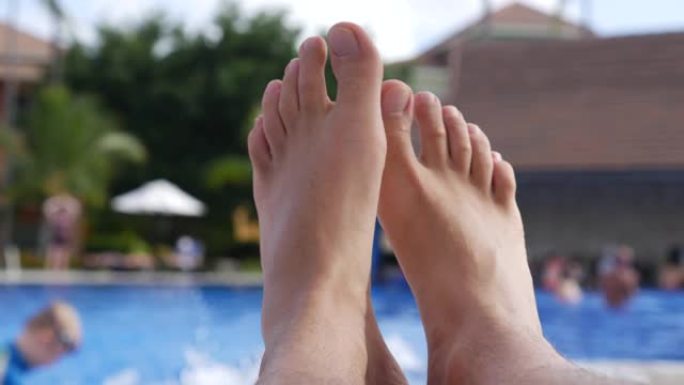 男人的脚在热带度假胜地放松