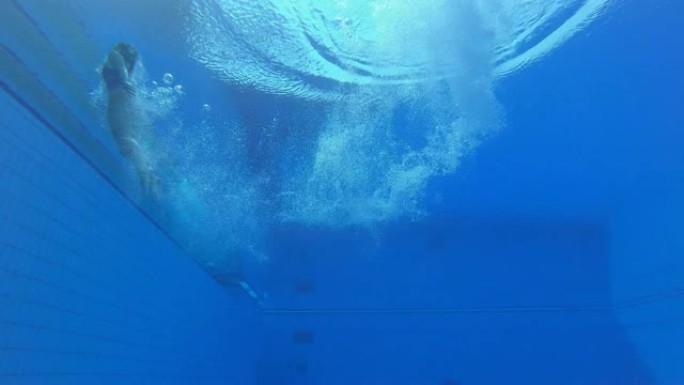 一名女子跳水运动员降落在游泳池的水下视图