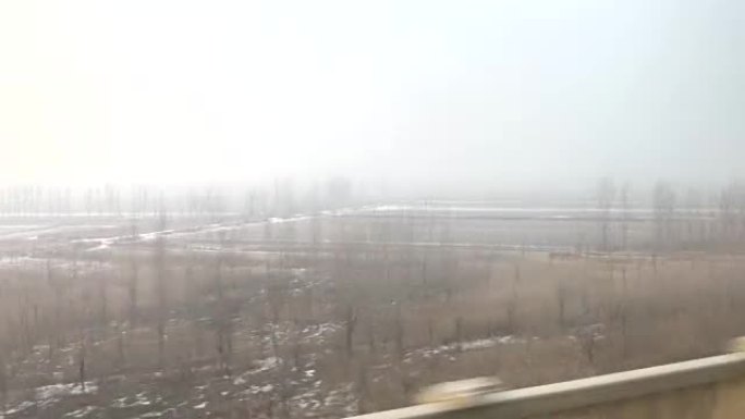 中国北京雪粉子弹头列车的城市景观。