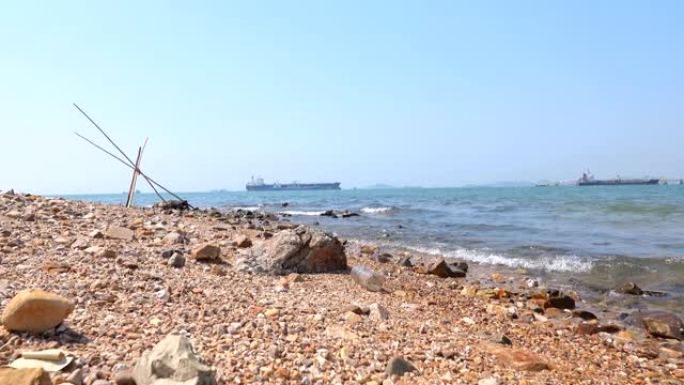 海滩上的废物污染砂石礁石海浪