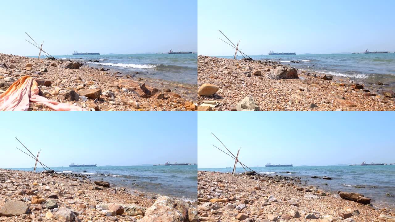 海滩上的废物污染砂石礁石海浪