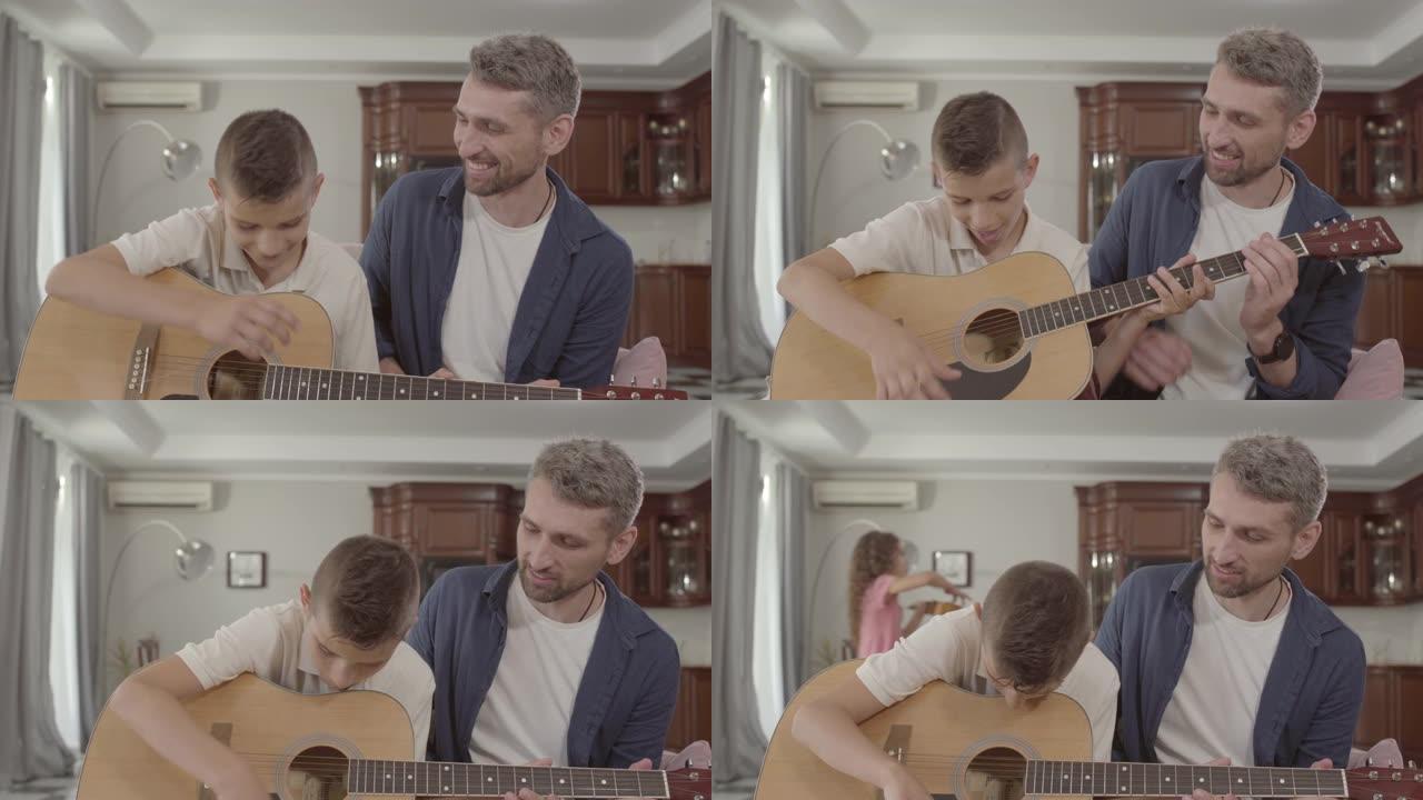 父亲在家教儿子弹吉他。