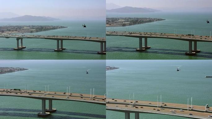空中直升机在旧金山海湾大桥的德怀特·D·艾森豪威尔高速公路上方飞行